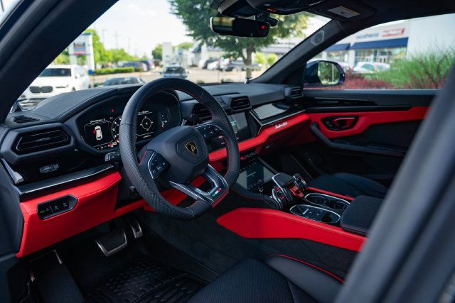 Used 2025 Lamborghini Urus SE AWD/4WD image 19