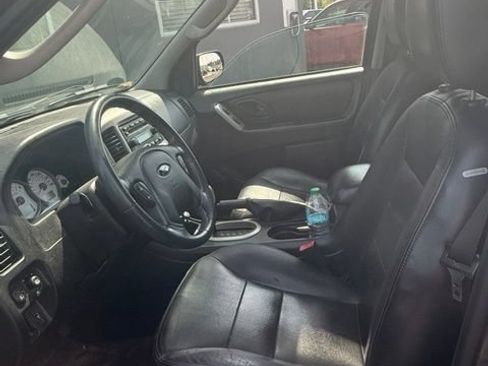 Used 2005 Ford Escape Limited FWD image 30