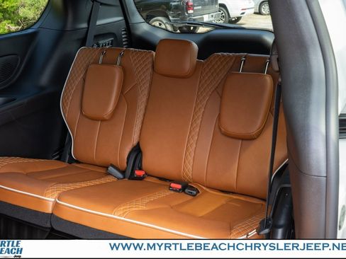 New 2026 Chrysler Pacifica Pinnacle image 13
