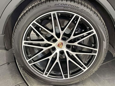 Used 2025 Porsche Cayenne Coupe image 13