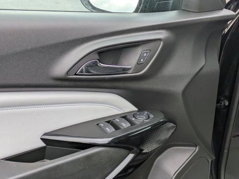 Used 2025 Chevrolet Trax LT w/ LT Convenience Package image 3