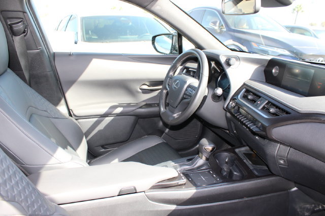 Certified 2022 Lexus UX 200 w/ Accessory Package (Z2) FWD image 5