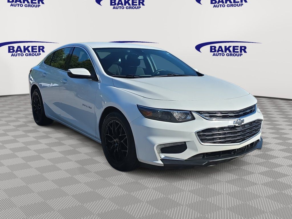 Used 2017 Chevrolet Malibu LT FWD image 3