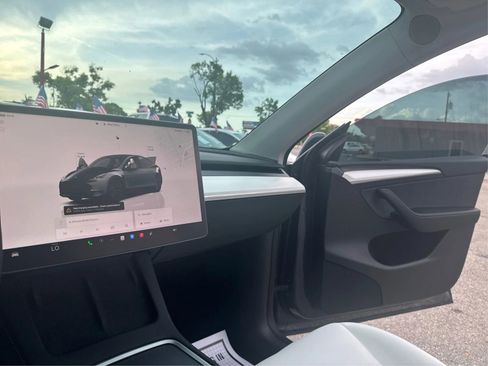 Used 2022 Tesla Model Y Long Range AWD/4WD image 21