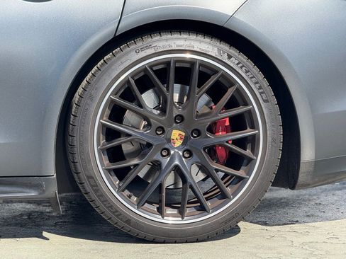 Used 2019 Porsche Panamera GTS image 3