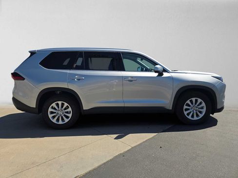 Certified 2026 Toyota Grand Highlander FWD image 2