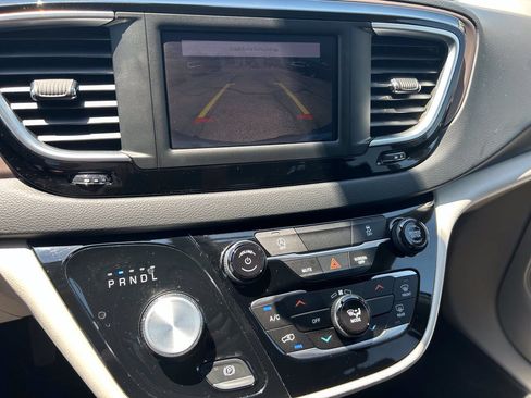 Used 2022 Chrysler Voyager LX FWD image 17