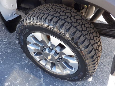 Used 2022 Chevrolet Silverado 2500 Custom w/ Custom Value Package image 10