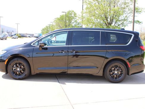 Used 2024 Chrysler Pacifica Touring-L FWD image 17
