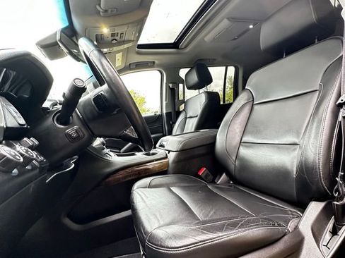 Used 2019 Chevrolet Suburban LT image 6
