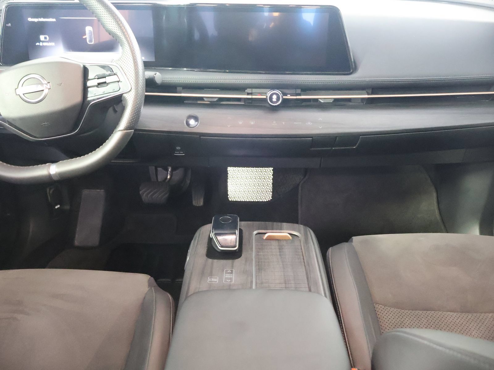Used 2024 Nissan Ariya AWD image 26