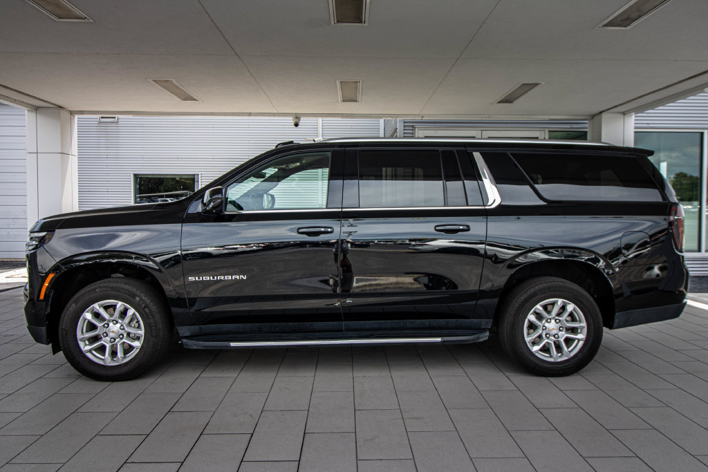Used 2025 Chevrolet Suburban LT RWD image 10