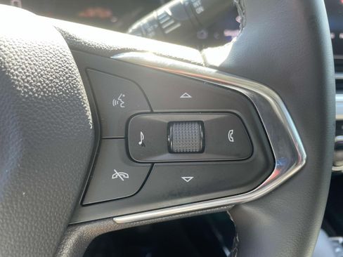 Used 2025 Chevrolet Trax LT w/ LT Convenience Package FWD image 21