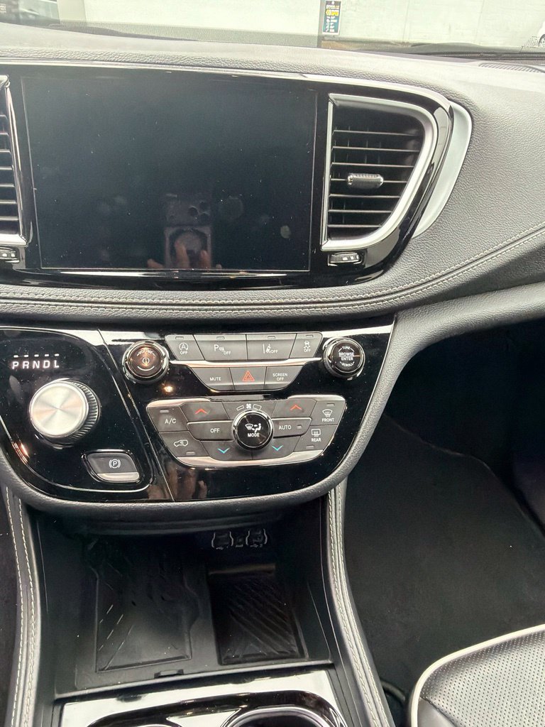 Used 2025 Chrysler Pacifica Limited FWD image 3