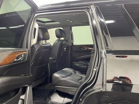 Used 2020 Cadillac Escalade Luxury w/ Escalade Sport Edition AWD/4WD image 15