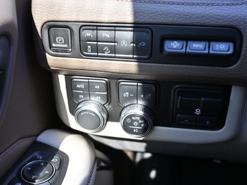 Used 2021 GMC Yukon XL Denali w/ Denali Premium Package AWD/4WD image 30