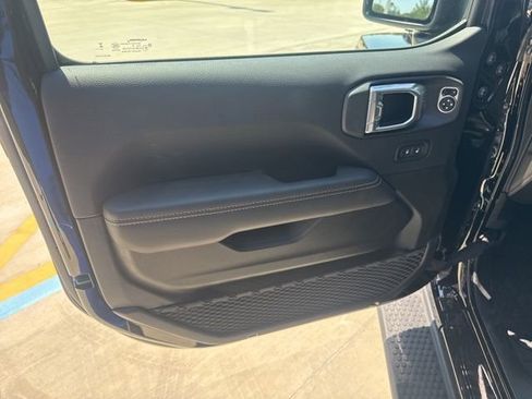 Used 2025 Jeep Wrangler Sahara image 13