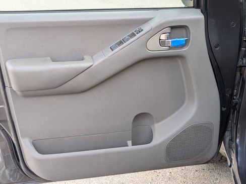 Used 2010 Nissan Frontier SE image 11