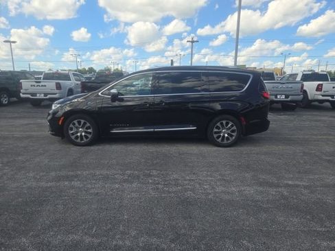 Used 2025 Chrysler Pacifica Pinnacle FWD image 4