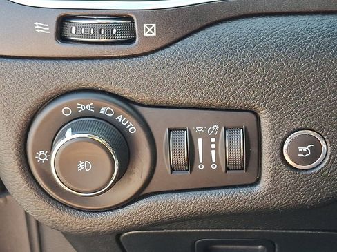 Used 2022 Jeep Cherokee Trailhawk w/ Comfort/Convenience Group AWD/4WD image 25