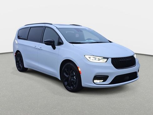 New 2026 Chrysler Pacifica Limited FWD image 3