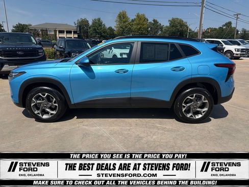 Used 2025 Chevrolet Trax LT FWD image 8