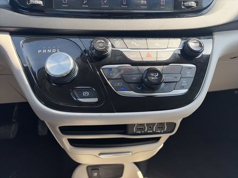 Used 2024 Chrysler Pacifica Touring-L FWD image 22