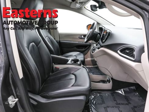 Used 2023 Chrysler Pacifica Touring-L FWD image 25