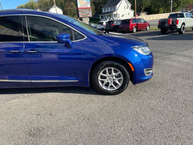 Used 2020 Chrysler Pacifica Touring-L FWD image 11