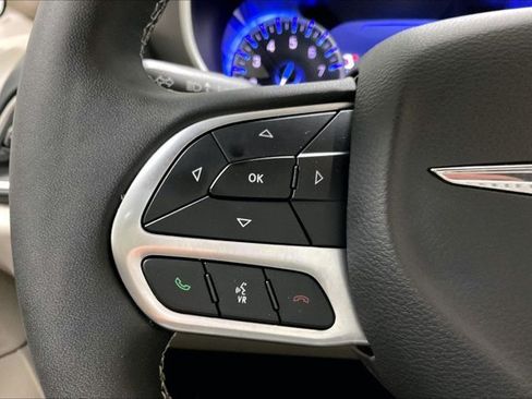 Used 2024 Chrysler Pacifica Touring-L FWD image 18