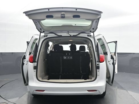 Used 2020 Chrysler Voyager L FWD image 36