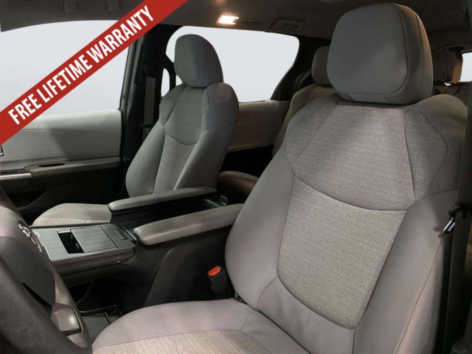 Used 2025 Toyota Sienna LE FWD image 34