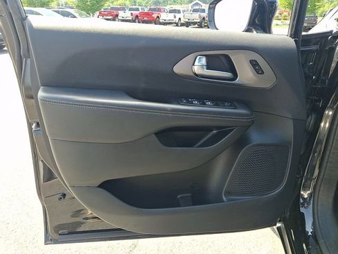 Used 2025 Chrysler Pacifica Select FWD image 12
