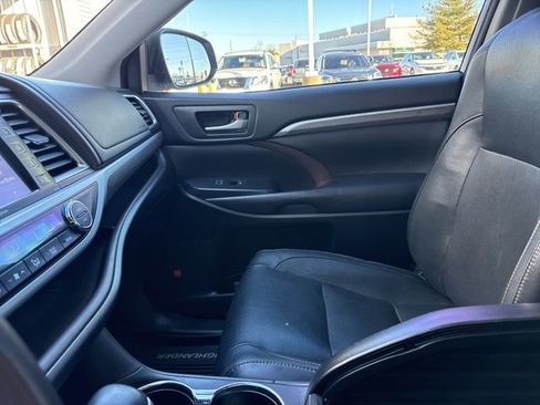 Used 2018 Toyota Highlander Limited image 24