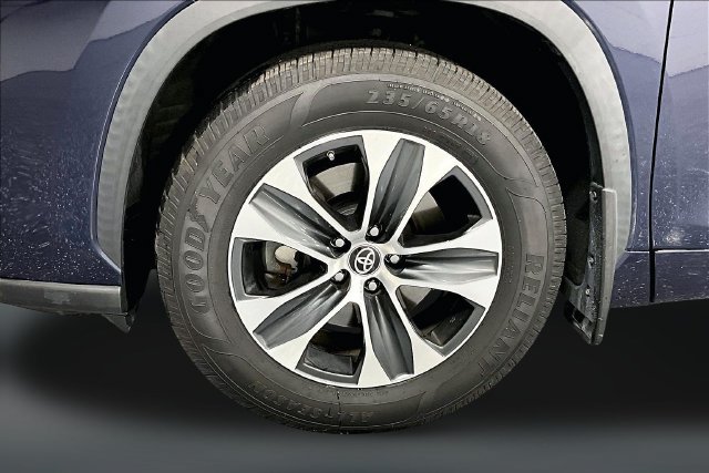 Used 2021 Toyota Highlander XLE AWD/4WD image 31