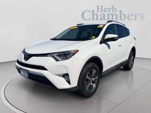 Used 2018 Toyota RAV4 XLE AWD/4WD image 11