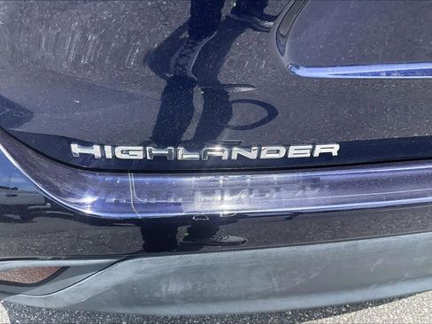 Used 2021 Toyota Highlander XLE AWD/4WD image 31