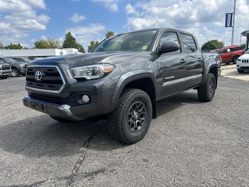 Used 2017 Toyota Tacoma SR5 w/ Tow Package AWD/4WD image 7