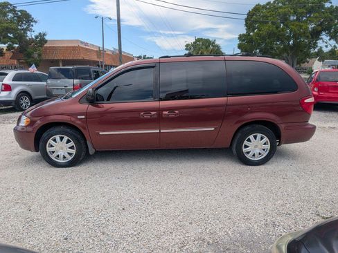Used 2007 Chrysler Town & Country Touring FWD image 4