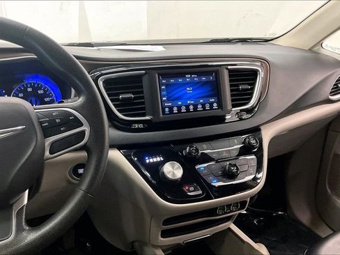 Used 2021 Chrysler Voyager Lxi image 5