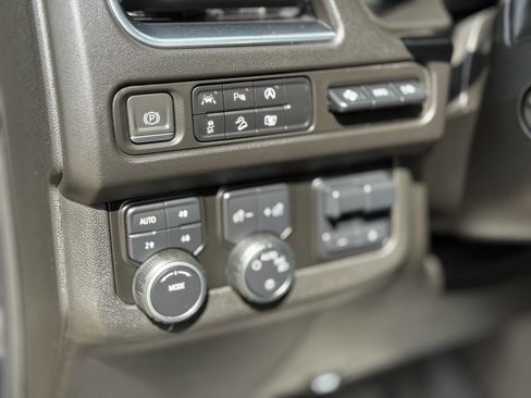 Used 2023 Chevrolet Suburban Premier AWD/4WD image 23