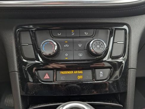 Used 2022 Buick Encore Preferred AWD/4WD image 23