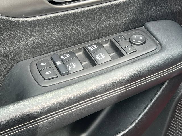 Used 2025 Chrysler Pacifica Select FWD image 16