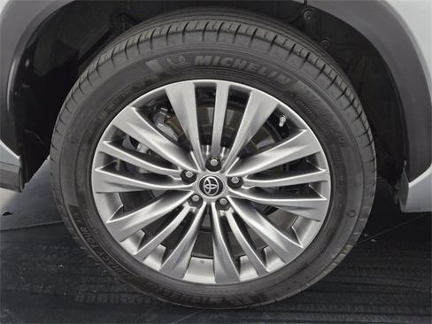 Used 2021 Toyota Highlander Platinum image 10