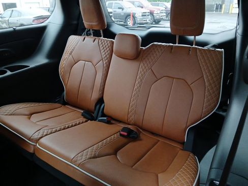 New 2026 Chrysler Pacifica Pinnacle FWD image 5
