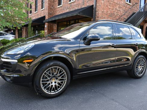 Used 2018 Porsche Cayenne Platinum Edition AWD/4WD image 2