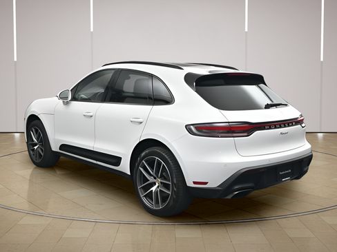 Used 2023 Porsche Macan AWD/4WD image 3