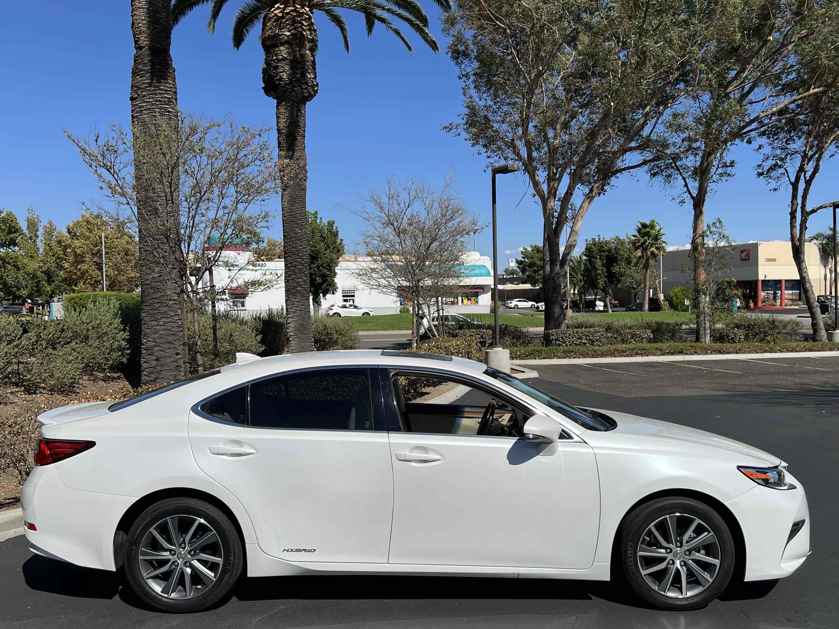 Used 2018 Lexus ES 300h w/ Luxury Package FWD image 12