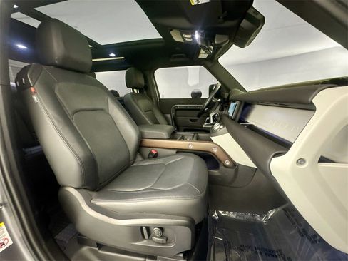 Used 2024 Land Rover Defender 90 X-Dynamic SE image 27