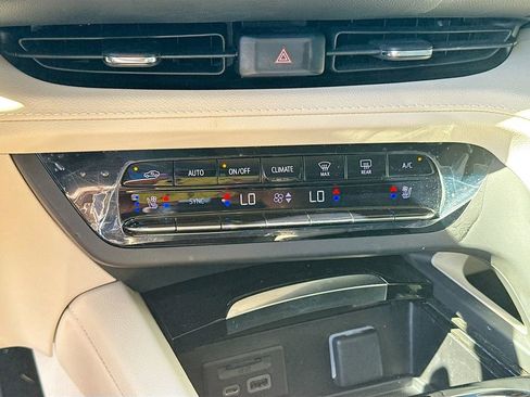Used 2023 Buick Envision Avenir AWD/4WD image 19